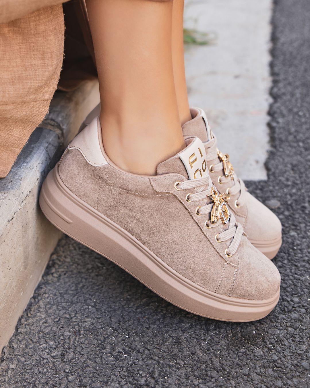 Basket femme taupe à lacets - Éléna - Casualmode.fr