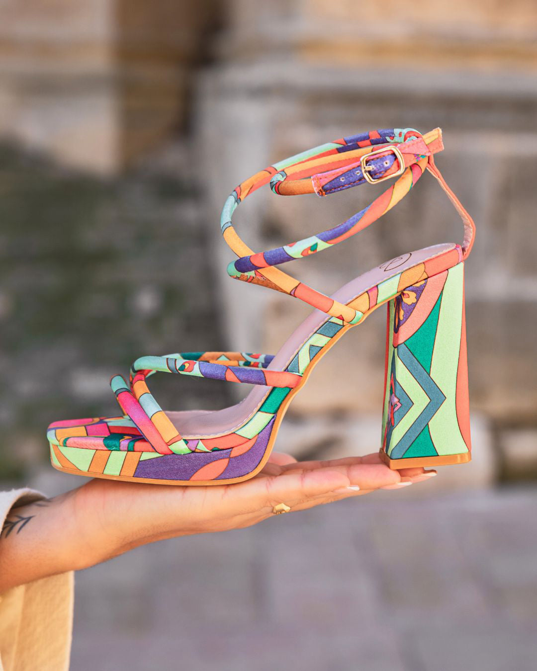 Sandale femme talon carré multicolore à motif - Léna - Casualmode.fr