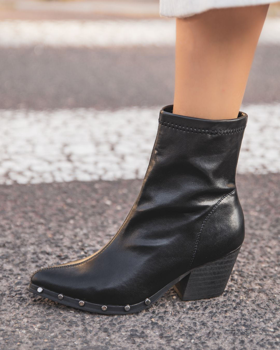 Bottines femme noires à talon avec clous - Jamie - Casualmode.fr