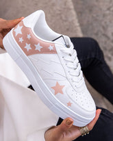 Sneakers Urbaines Blanches et Rose Pâle avec Motif Étoilé - Casualmode.fr